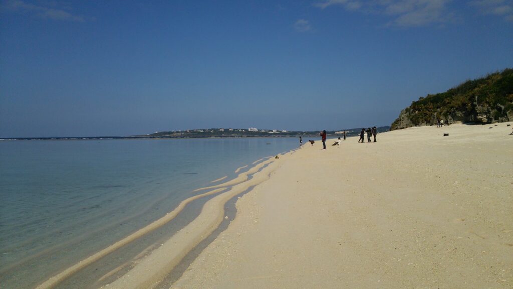 沖縄県の瀬底ビーチ